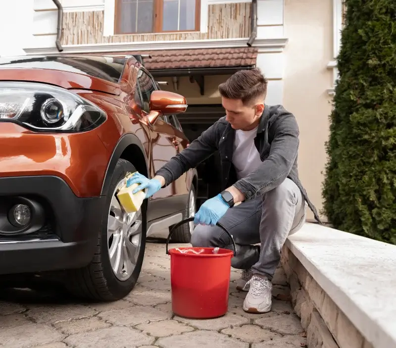 Lavage auto à domicile Saint-Georges-Nigremont : professionnel intervenant sur un véhicule
